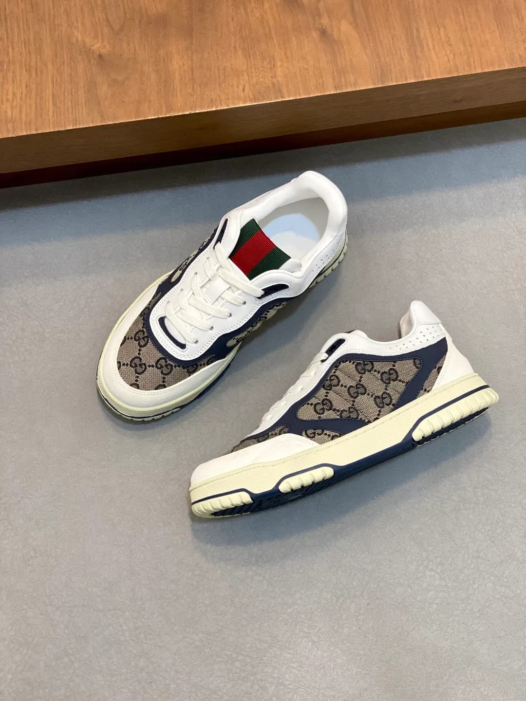 Men's Shoes 💰660 𝐆𝐮𝐜𝐜𝐢 𝐑𝐞-𝐖𝐞𝐛 As the first sneaker created by Sabato De Sarno for Gucci, the Re-Web series reinterprets the brand's classic stripes and sets off the modern silhouette design with bold and unique details. These shoes are crafted from white leather. This new sneaker is ingeniously decorated with many of the brand's classic details, and is equipped with a bright red and green webbing tongue, which will make people fall in love at first sight. White leather treated with a special process for softness and luster, with an embossed grainy texture. Script Gucci logo and interlocking G web label with Interlocking G and script Gucci logo. Rubber outsole with interlocking G detail eyelets. Web tongue. Size: 39-44 (customized for sizes 38 and 45)